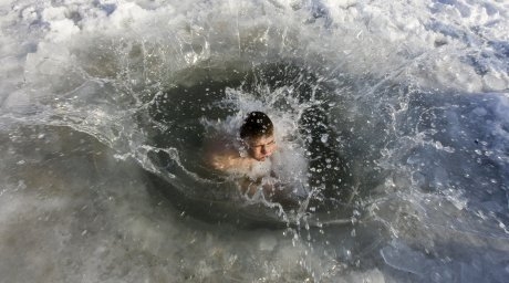 Kazakhstan goes ice-swimming in January: tips and demo