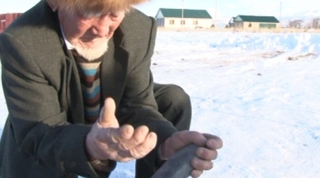 83yo Kazakh man crushes rocks with his bare hands 