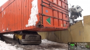 Crane drops a 40-ton container on a taxi in Almaty