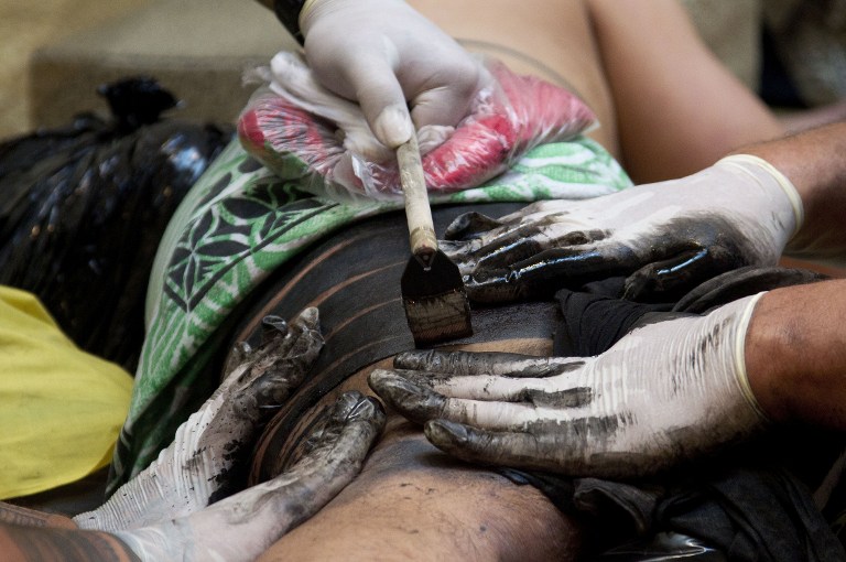 master tattooist Su'a Paul Sulu'ape using a traditional method to tattoo. ©AFP