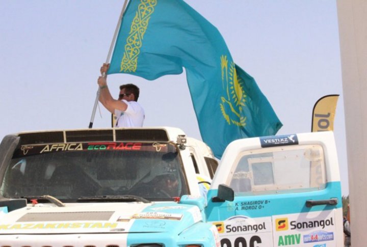 Kazakhstan national flag is becoming a traditional participant of the world's  biggest rallies. ©Vesti.kz