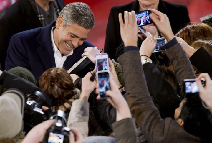 George Cloony dispenses autographs on the red carpet of the Berlinale. ©Reuters