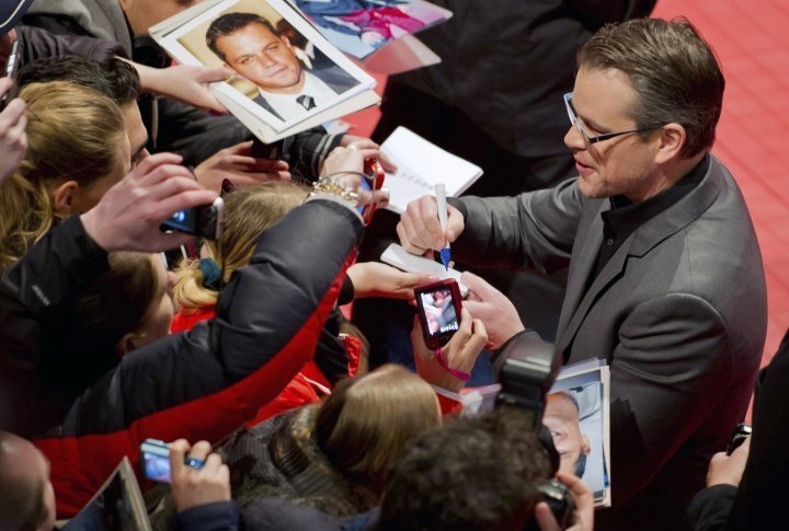 Actor Matt Damon dispenses autographs on the red carpet of the Berlinale. ©Reuters