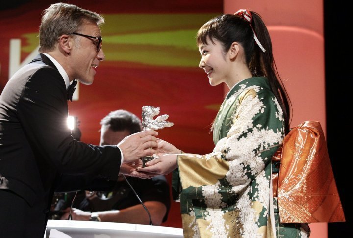 Jury member Christoph Waltz hands the Silver Bear for the Best Actress to Japanese actress Haru Kuroki. ©Reuters