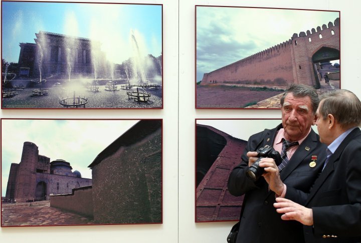 The President of Medeo Photo Club in Almaty attends the exhibition.