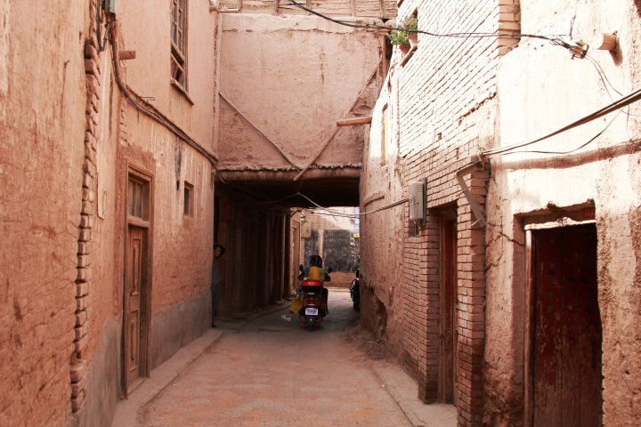 The old narrow streets of Kashgar. 
©Vladimir Prokopenko