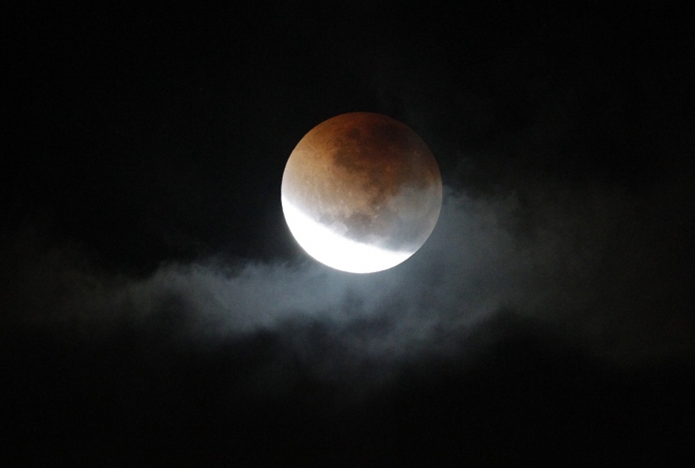 Lunar eclipse in the first hours in Sydney, Australia. ©REUTERS/Tim Wimborne