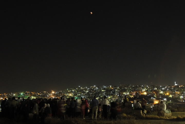 Residents of Amman watch lunar eclipse at the temple of Hercules. ©REUTERS/Ali Jarekji