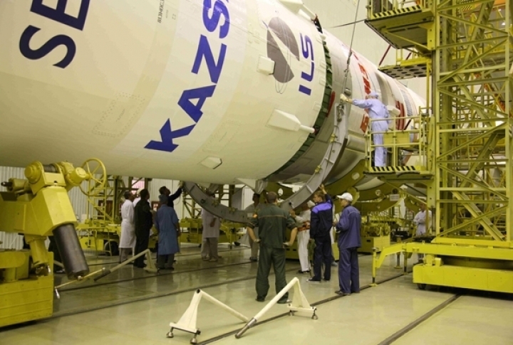 Docking payload assembly with Proton-M, July 03. <br>Photo: Khrunichev State Research and Production Space Center©