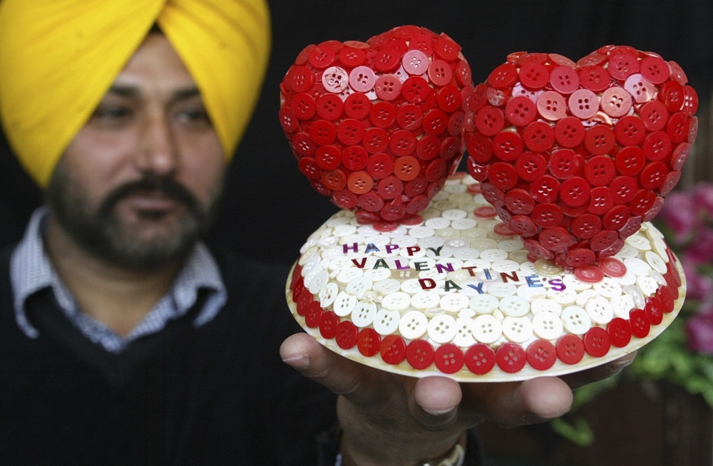 Artist Harwinder Singh Gill displays a creation in the shape of two hearts, made from about 600 buttons to celebrate Valentines Day in Amritsar. ©REUTERS/Munish Sharma