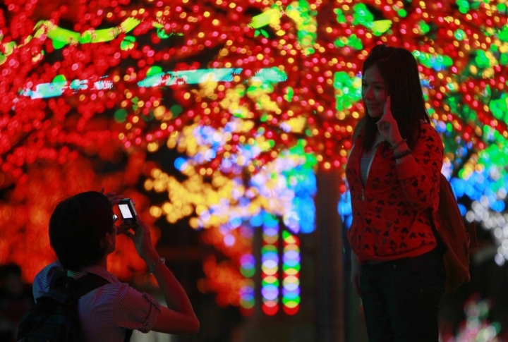 A Chinese couple takes pictures at the "Million Lights, Million Hearts" display ahead of Valentines Day celebrations outside Kuala Lumpur. ©REUTERS
