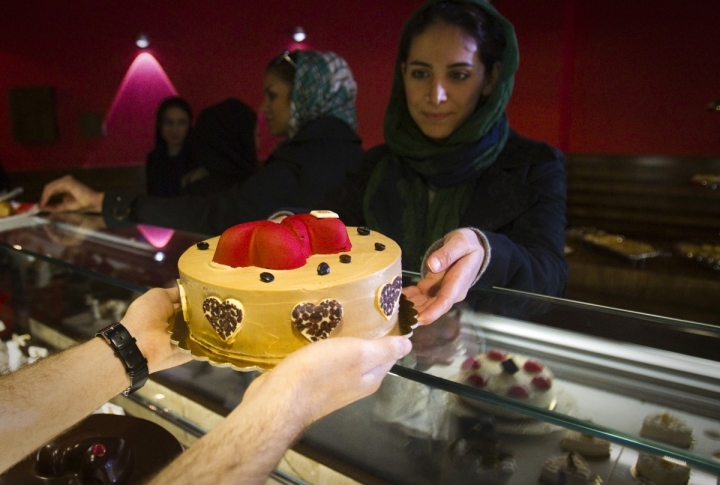 An Iranian woman buys a Valentines Day cake at a pastry shop in Tehran. ©REUTERS/Raheb Homavandi