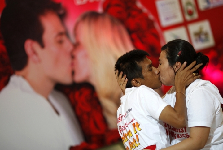 Couple kiss among others participating in the Guinness World Record attempt in the longest continuous kiss in Pattaya. ©REUTERS/Damir Sagolj