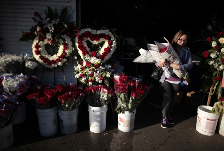A woman buys flowers from a florist ahead of Valentines Day in Los Angeles. ©REUTERS/Lucy Nicholson