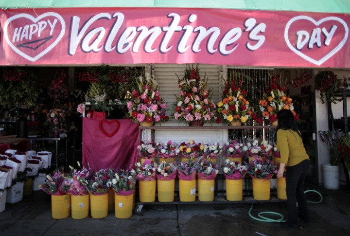 A florist arranges flowers in preparation for Valentines Day in Los Angeles. ©REUTERS/Lucy Nicholson