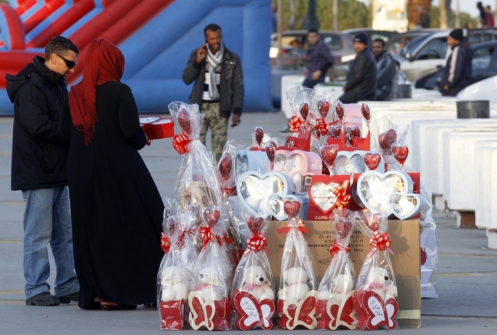 A couple looks at Valentines Day gifts in downtown Tripoli. ©REUTERS/Anis Mili