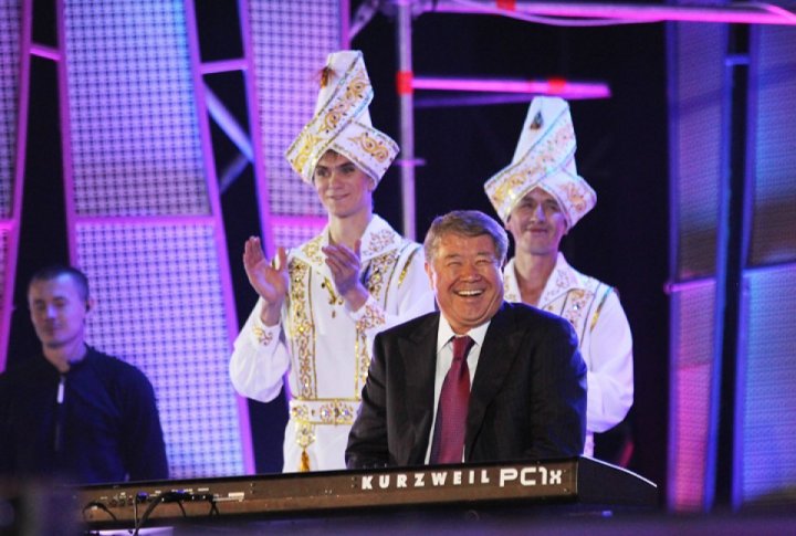 Mayor of Almaty Akhmetzhan Yessimov is playing a tune from The Goodfather on the keyboard. Photo by Yaroslav Radlovskiy©