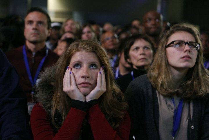 U.S. President Barack Obama supporters watch the returns prior to his election night rally in Chicago. ©REUTERS/Larry Downing