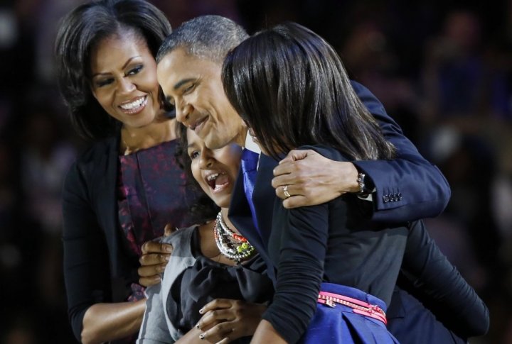U.S. President Barack Obama (R) celebrates with first lady Michelle Obama and their daughters Malia (R) and Sasha at their election night victory rally in Chicago. ©REUTERS/Larry Downing