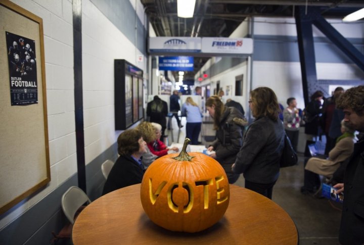 A carved pumpkin greets voters at Hinkle Fieldhouse during the U.S. presidential election in Indianapolis. ©REUTERS/Aaron Bernstein