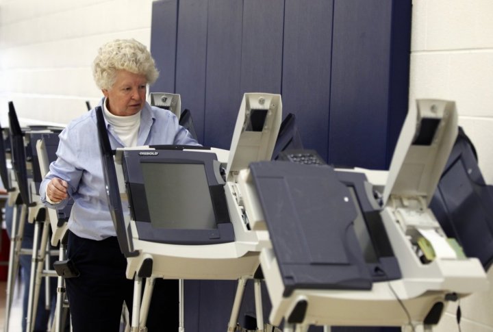 A volunteer sets up voting machines at Legend Elementary School in Newark, Ohio. ©REUTERS/Matt Sullivan
