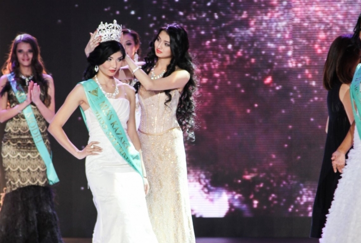 Сrown of Miss Kazakhstan is traditionally passed to this year's winner. Photo by Danial Okassov©
