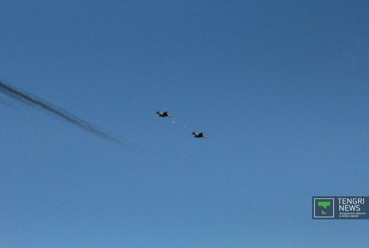 Military aircrafts and helicopters of the Armed Forces staged an air battle. Photo by Vladimir Prokopenko©