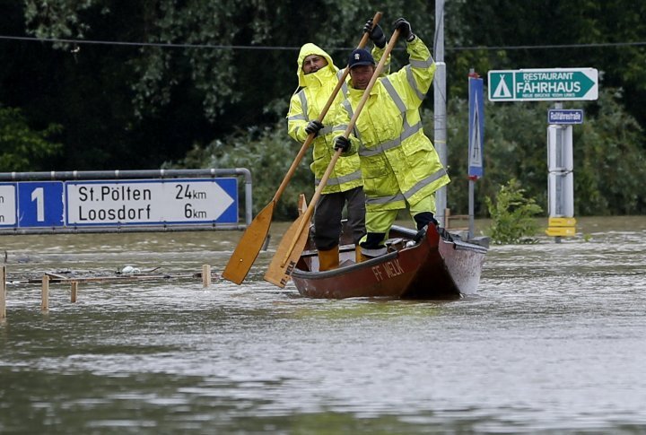 Members of the emergency services travel by boat along a flooded street in the centre of the Austrian town of Melk. ©REUTERS