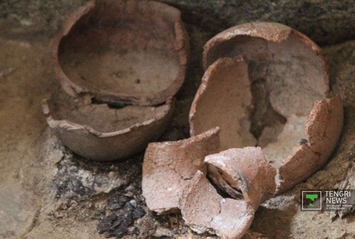 Wooden and clay wares were discovered in the tomb. Photo by Daniyar Bozov©