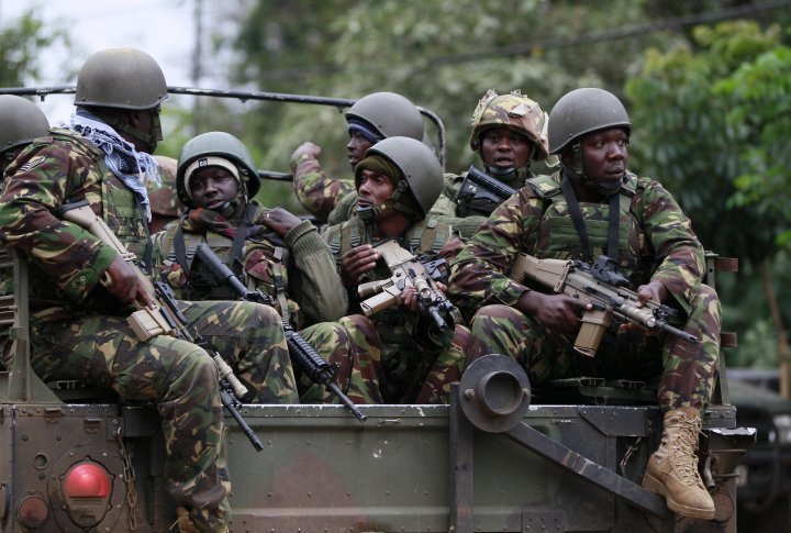 Солдаты кенийских сил обороны (KDF) у торгового центра Вестгейт в Найроби 22 сентября 2013 г. ©REUTERS
