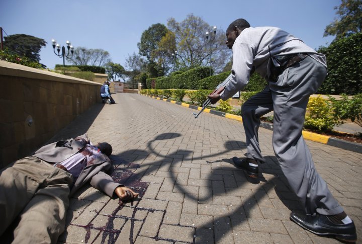 Armed policemen approaching the entrance of Westgate mall in Nairobi, September 21, 2013. ©REUTERS г
