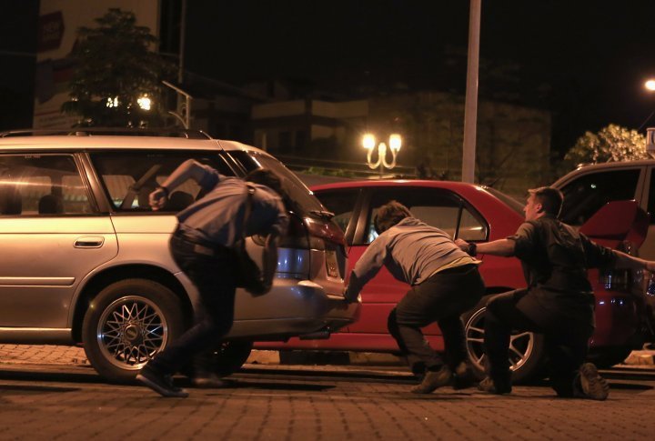 People hiding behind cars near the mall in Nairobi, September 21, 2013.  ©REUTERS