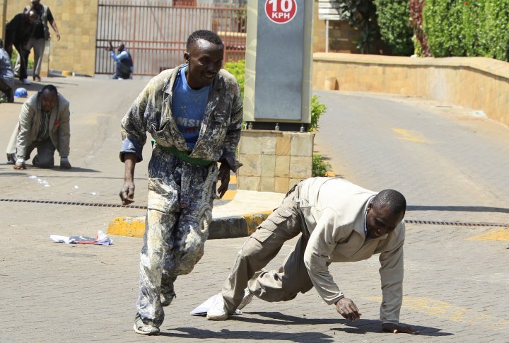Construction workers running from the mall in Nairobi, September 21, 2013.  ©REUTERS