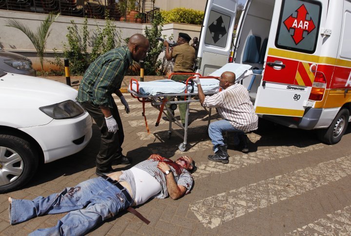 Rescuers are tying to evacuate a wounded man in Nairobi, September 21, 2013. ©REUTERS