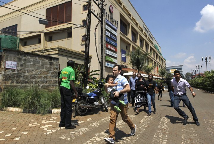 Shoppers fleeing the trade center in Nairobi, September 21, 2013.  ©REUTERS
