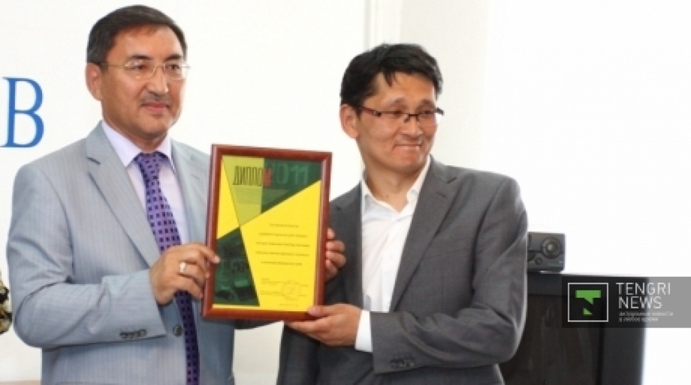 Director General of Alash Media Group holding Batyr Kazybayev (R) receiving an award of the Journalists Union. ©Vladimir Dmitriyev