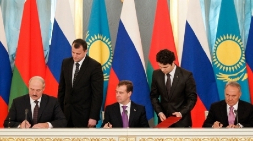 Signing joint documents after trilateral meeting in the Kremlin. ©RIA Novosti/Dmitriy Astakhov