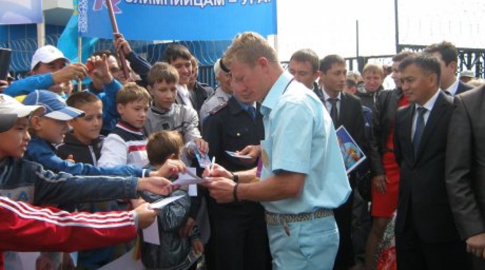 Fans are greeting and taking autographs of Olimpyc champion Alexandre Vinokourov. ©Tengrinews.kz