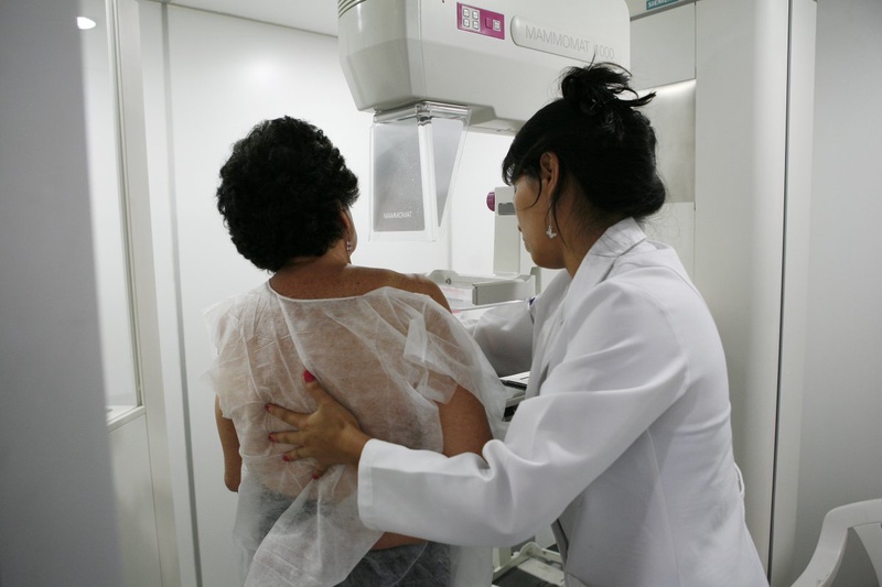 A woman undergoes a mammogram. ©REUTERS