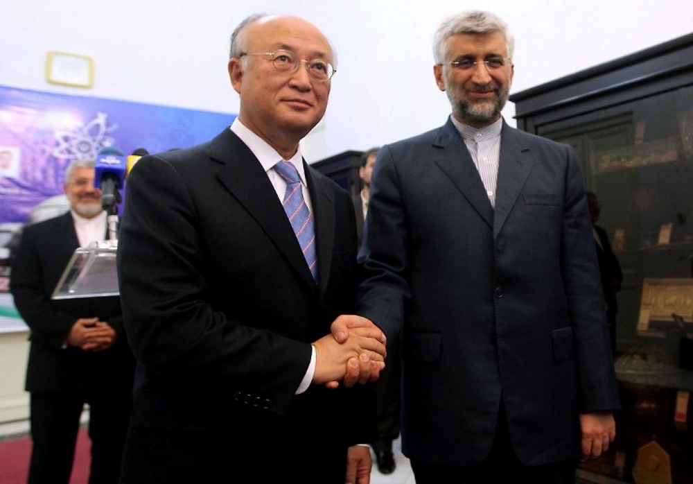 Iran's chief nuclear negotiator Said Jalili (R) shaking hands with IAEA chief Yukiya Amano.
