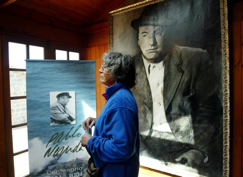 A woman looks at a painting of Chilean poet and Nobel laureate Pablo
Neruda during a ceremony the 30th anniversary of his death. ©REUTERS/Carlos Barria