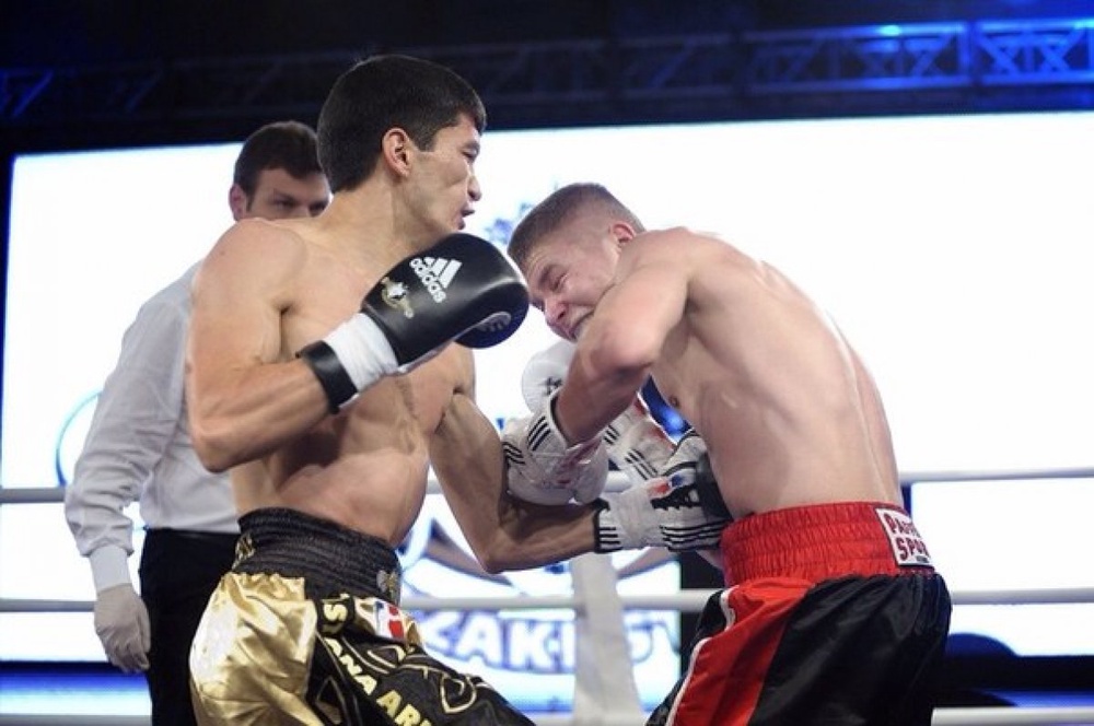 Meribolat Toitov of Astana Arlans (L) fighting  Marek Pietruczuk. ©World Series Boxing 