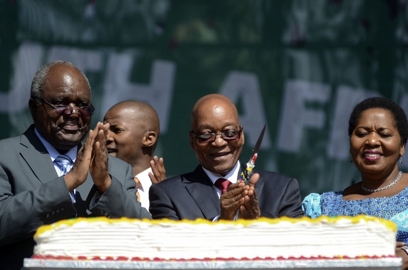 President Jacob Zuma (C) cuts a cake as crowds gather to celebrate Freedom Day. ©Reuters/Skyler Reid