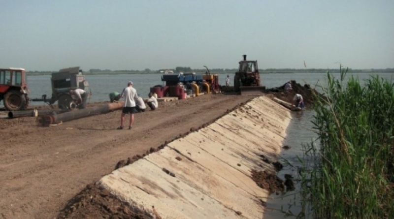 Works to strengthen the vulnerable sections of the dams in Atyrau region ©azh.kz