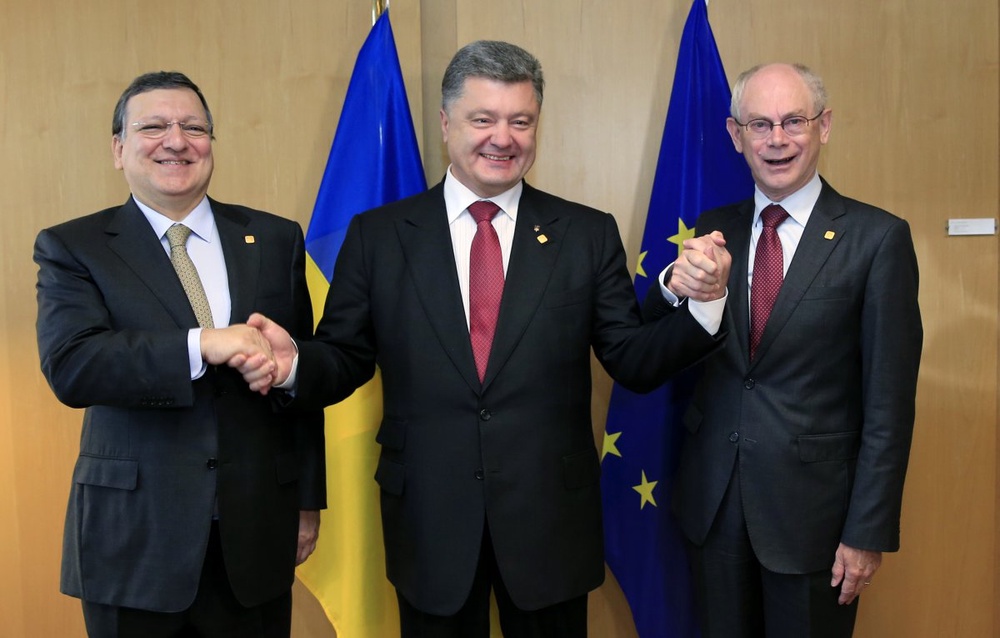 Ukraine's President Petro Poroshenko (C) poses with European Commission President Jose Manuel Barroso (L) and European Council President Herman Van Rompuy (R). ©Reuters/Stringer