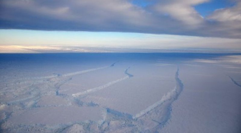 Pine Island Glacier drains an area of the West Antarctic Ice Sheet that measures 160,000 sq km
© BAS/J.SMITH/ BBC.COM