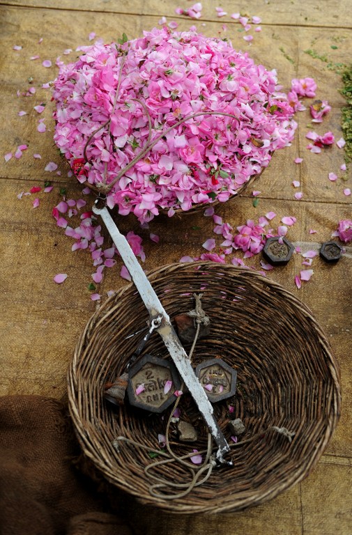 Indian flower farmers weigh petals. ©AFP