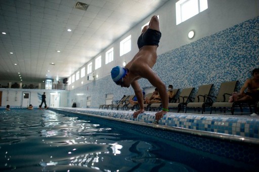 Afghan amputee Malek Mohammad trains in a swimming pool. ©AFP 