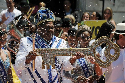 Carnival King Momo (L) gets from Rio's mayor Wduardo Paes (R-partially seen) the keys to the city during the official launching of the 2012 Carnival. ©AFP