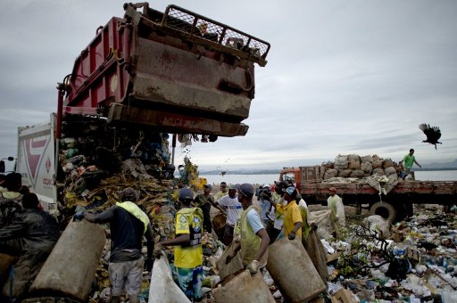 A group of 'catadores' (scavengers) dig through trash at the Jardim Gramacho landfill. ©AFP   